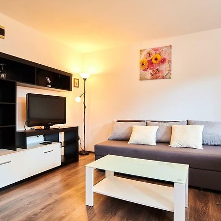 App Sverko Appartement Vilanija Buitenkant foto