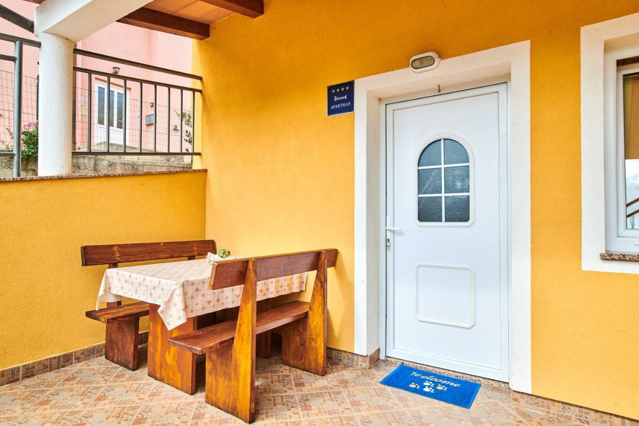 App Sverko Appartement Vilanija Buitenkant foto