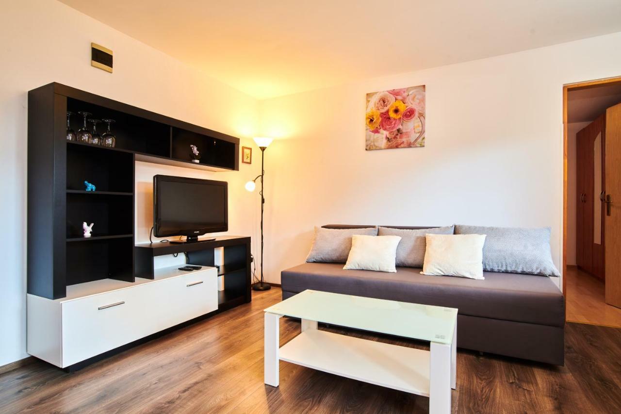 App Sverko Appartement Vilanija Buitenkant foto