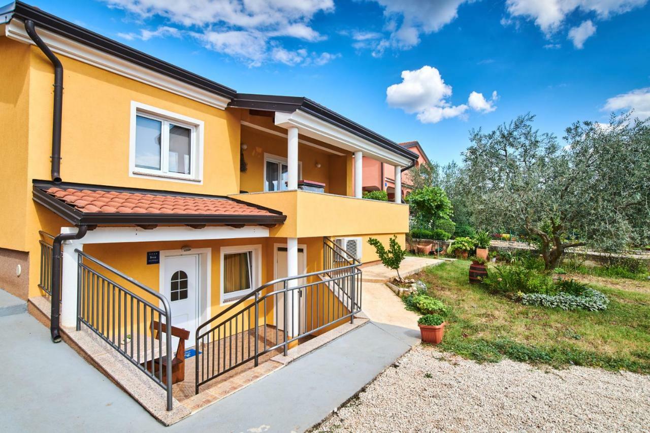 App Sverko Appartement Vilanija Buitenkant foto