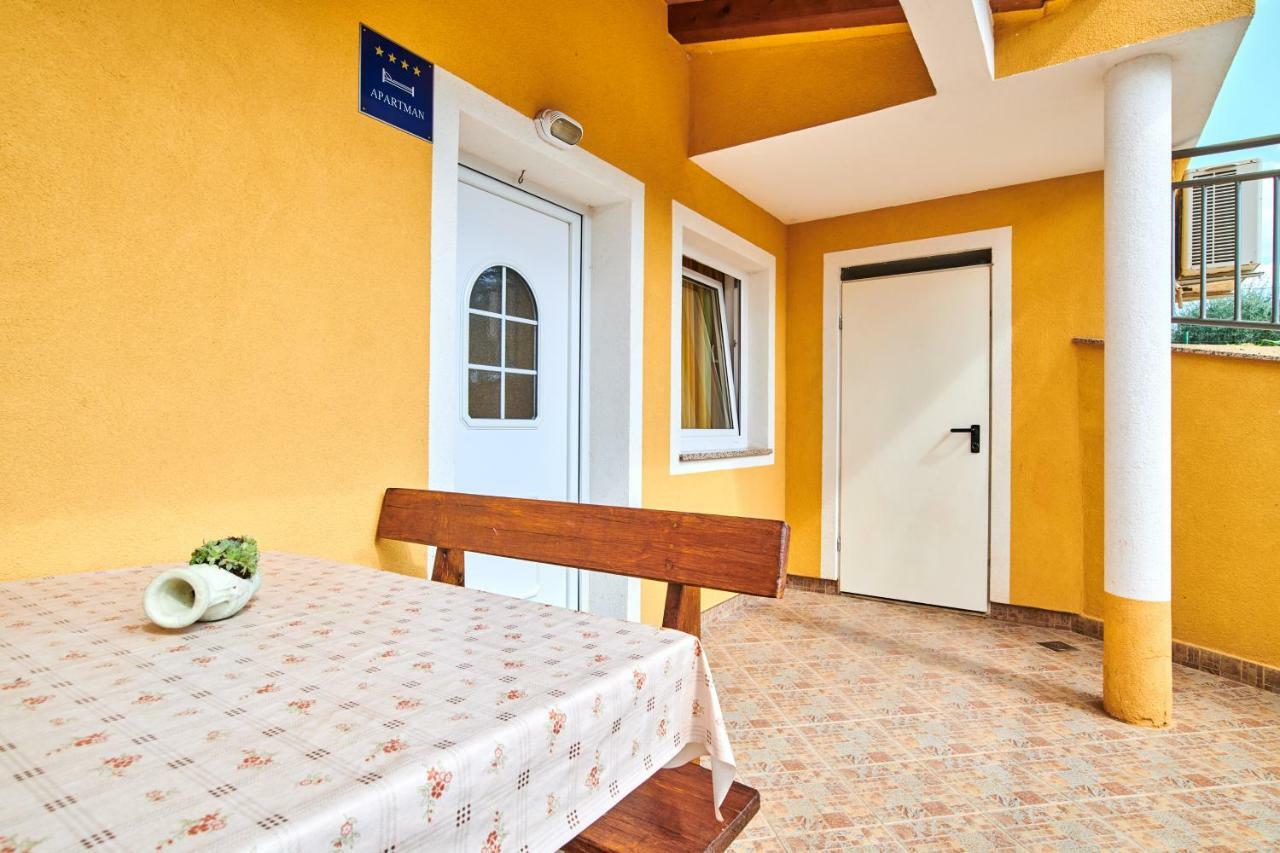 App Sverko Appartement Vilanija Buitenkant foto